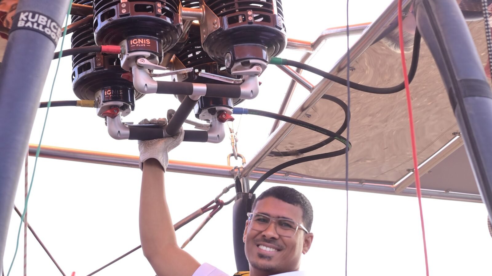 Captain Mo firing the burners as the balloon inflates on the Luxor launch field