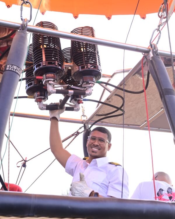 Captain Mo firing the burners as the balloon inflates on the Luxor launch field