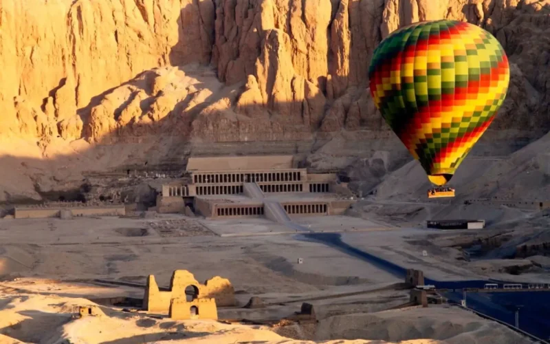 Hot air balloon above the Temple of Hatshepsut on the Balloon plus Best of Luxor full-day tour
